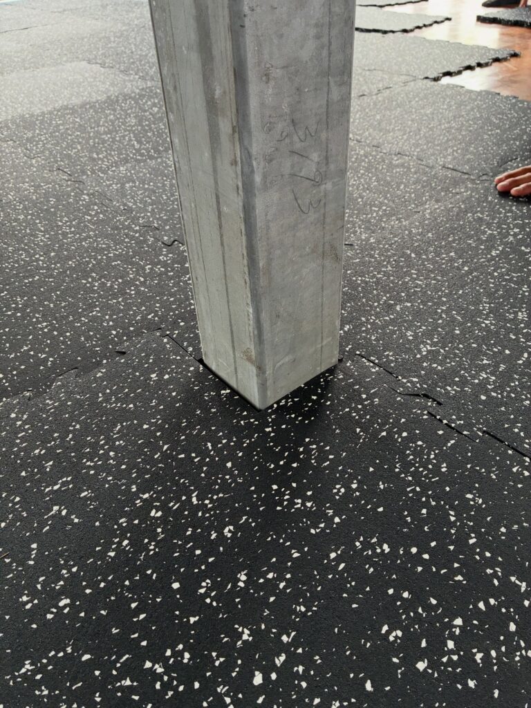 柱まわりに合わせてカットしたゴムマット
